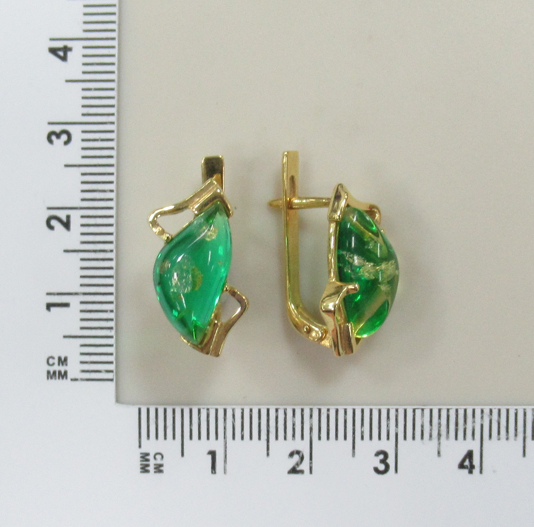 Серебряные серьги с зеленым янтарем